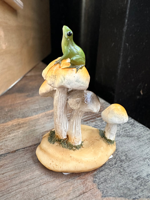 Frog On Mushroom - Miniature Terrarium Decor